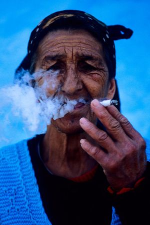 anciana fumando humo.jpg